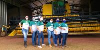 Mulheres aprendem a operar colheitadeira de grãos em turma especial